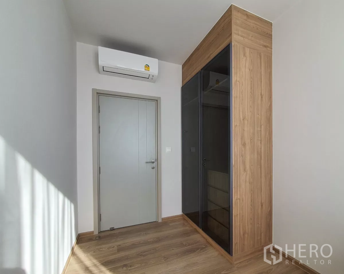 คอนโด ให้เช่าในKhlong Toei, Bangkok - ห้องเปล่าพื้นไม้ ตู้เสื้อผ้าบิลต์อิน และเครื่องปรับอากาศ