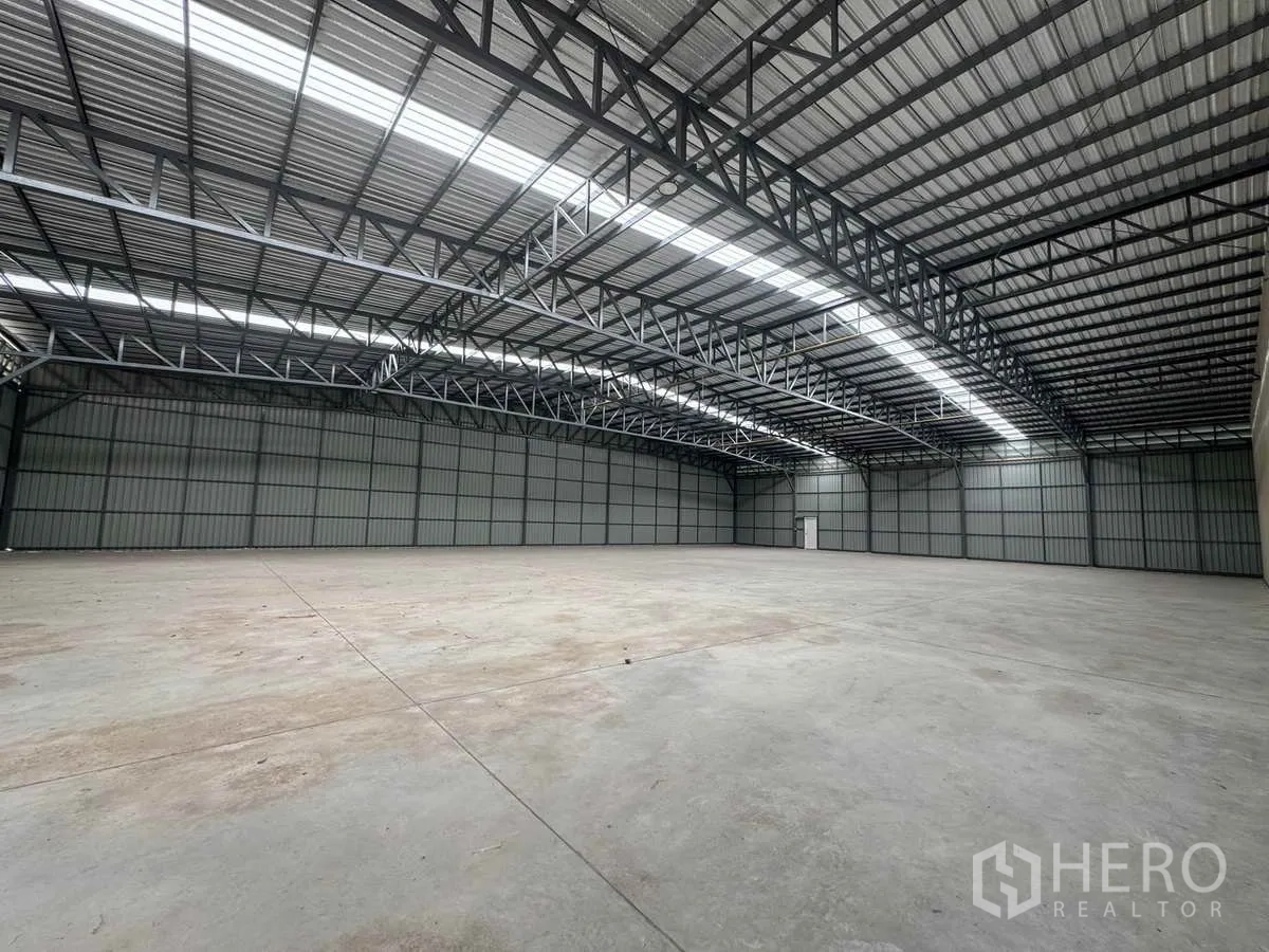 คลังสินค้า ให้เช่าในPak Kret, Nonthaburi - ภายในโกดังพื้นที่กว้าง พื้นคอนกรีตเรียบและผนังเมทัลชีทกันความร้อน