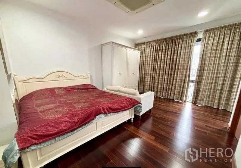 带办公室的家 出租在Watthana, Bangkok - 宽敞卧室，木地板、大床、衣柜与落地窗帘