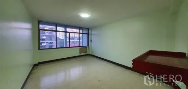 คลังสินค้า ให้เช่าในBang Kho Laem, Bangkok - ห้องสำนักงานโล่ง ผนังสีเขียวอ่อน หน้าต่างบานใหญ่เห็นวิวเมือง