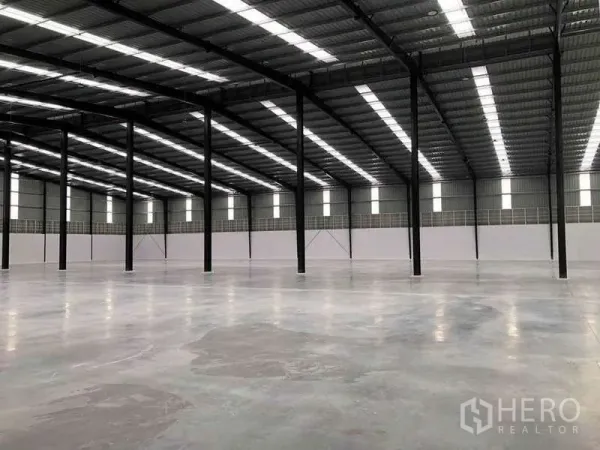คลังสินค้า ให้เช่าหรือขายในNikhom Phatthana, Rayong - ฮอลล์โกดังเสาเหล็กเรียงตัว มีสกายไลต์ และพื้นที่ทำงานกว้างขวาง