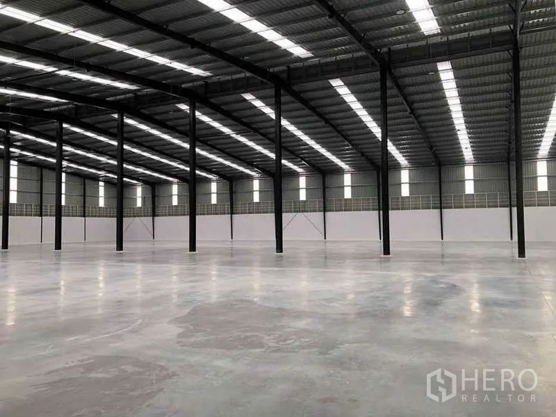 คลังสินค้า ให้เช่าหรือขายในNikhom Phatthana, Rayong - ฮอลล์โกดังเสาเหล็กเรียงตัว มีสกายไลต์ และพื้นที่ทำงานกว้างขวาง