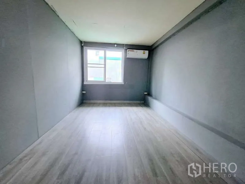 店屋 出租在Bang Rak, Bangkok - 狭长卧室或办公室，灰墙、窗户与壁挂空调。