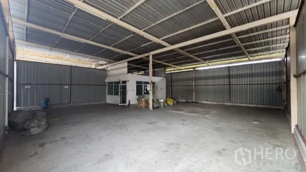 货栈 出租在Bang Khen, Bangkok - 仓库内部层高高，钢结构与混凝土地面，设有小型办公室。
