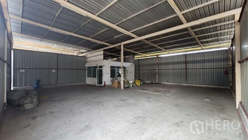 货栈 出租在Bang Khen, Bangkok - 仓库内部层高高，钢结构与混凝土地面，设有小型办公室。