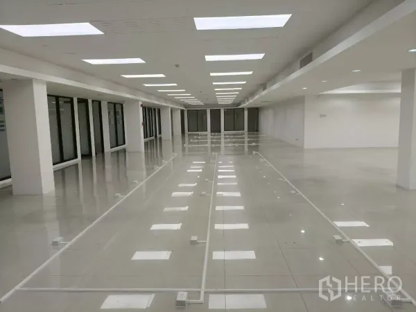 สำนักงาน ให้เช่าในChatuchak, Bangkok - ชั้นสำนักงานขนาดลึก เห็นรางเดินสายและไฟฝ้า