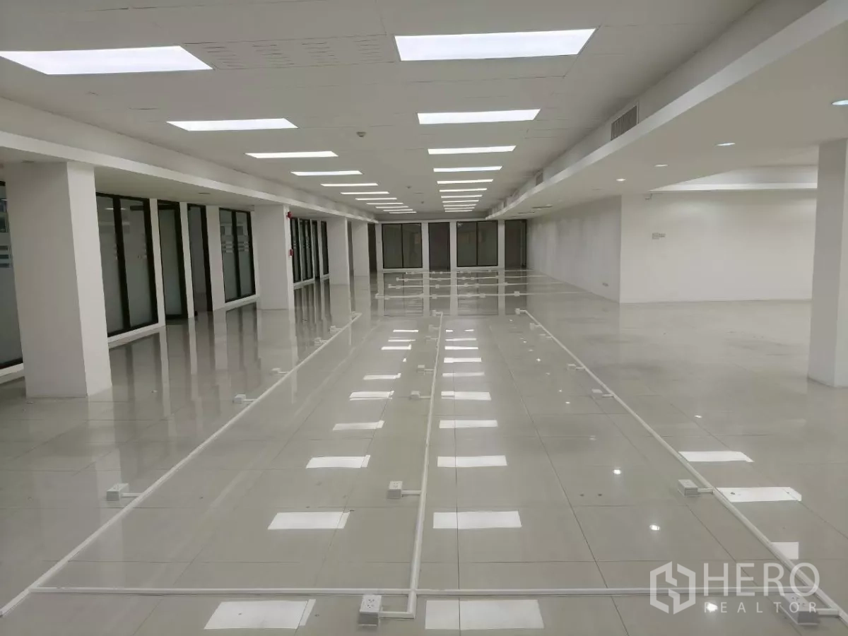 สำนักงาน ให้เช่าในChatuchak, Bangkok - ชั้นสำนักงานขนาดลึก เห็นรางเดินสายและไฟฝ้า