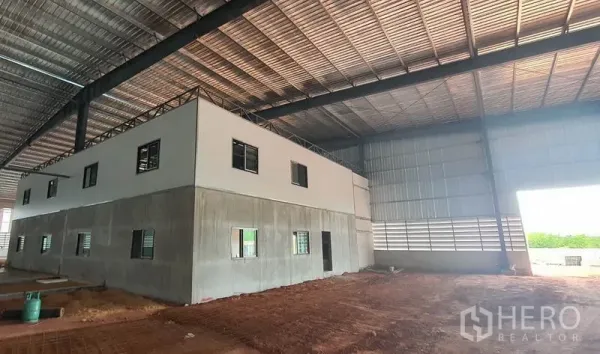 คลังสินค้า ให้เช่าในMueang Samut Sakhon, Samut Sakhon - อาคารสำนักงานภายใน 2 ชั้น อยู่ใต้หลังคาโกดังสูง