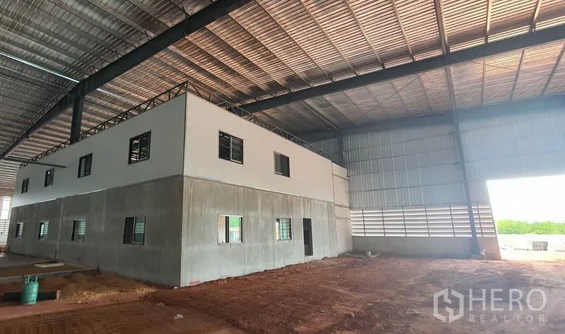 คลังสินค้า ให้เช่าในMueang Samut Sakhon, Samut Sakhon - อาคารสำนักงานภายใน 2 ชั้น อยู่ใต้หลังคาโกดังสูง