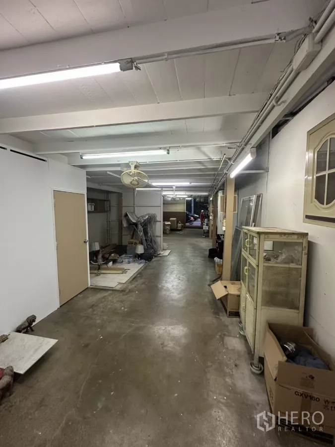 零售空间 出租在Watthana, Bangkok - 狭长走廊式工作区，荧光灯、门与置物架