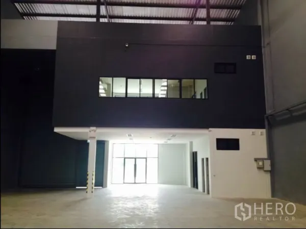 工厂 出租在Samut Prakan - 夹层办公室近景，窗户可俯瞰生产区。