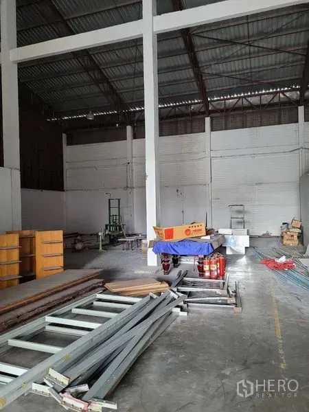 คลังสินค้า ให้เช่าในPhra Khanong, Bangkok - โซนเก็บของแบบเปิดในโกดัง หลังคาโครงเหล็กและวัสดุก่อสร้างวางเรียง