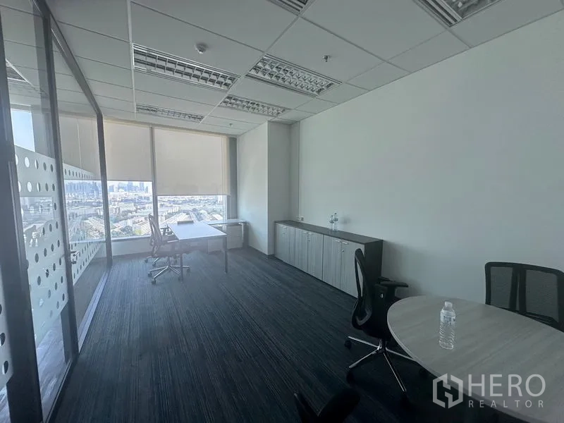 สำนักงาน ให้เช่าในRatchathewi, Bangkok - ออฟฟิศส่วนตัวพร้อมตู้เก็บของ โต๊ะ และวิวเมืองผ่านมู่ลี่