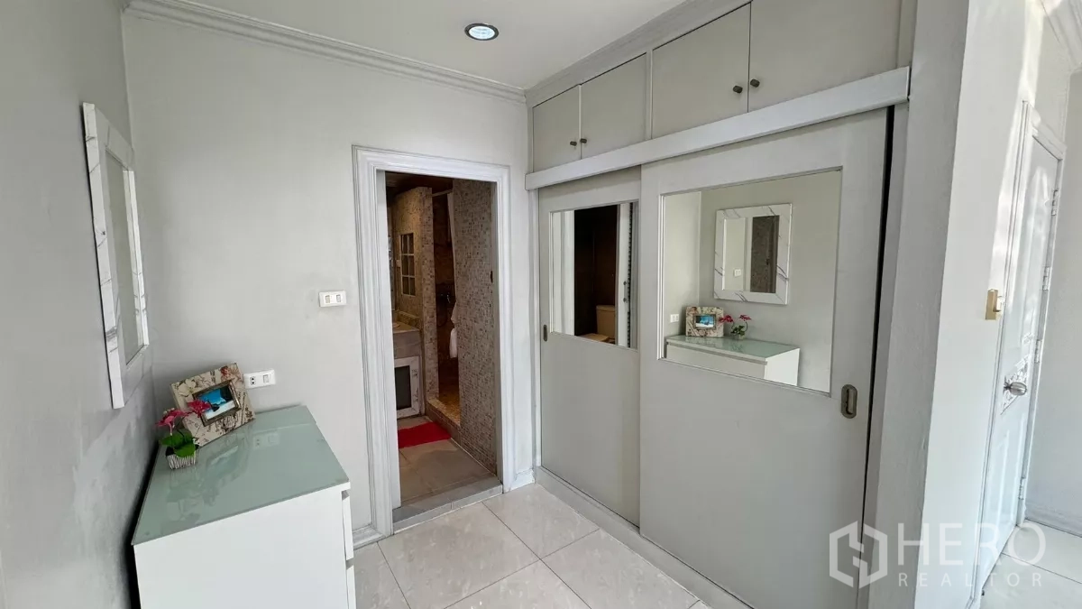 คอนโด ให้เช่าในKhlong Toei, Bangkok - โถงทางเดินพร้อมตู้บิวท์อินเชื่อมไปยังห้องน้ำ