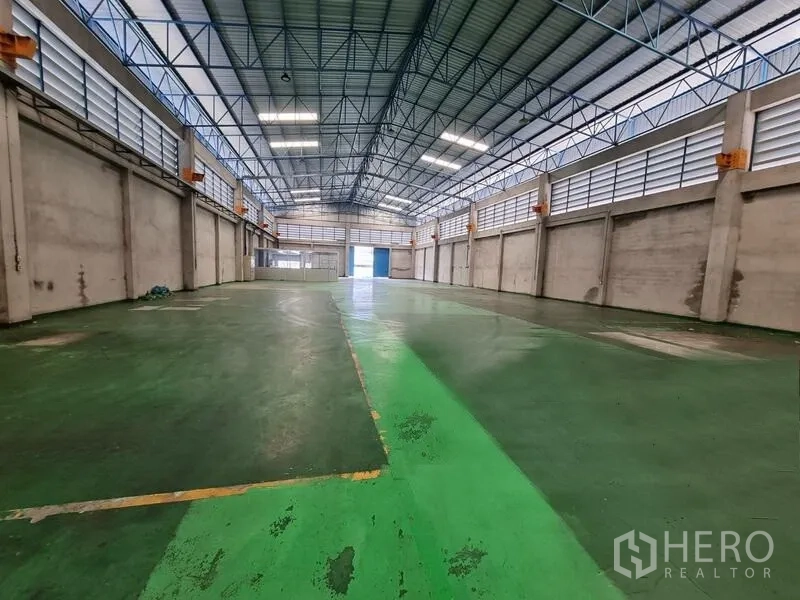 คลังสินค้า ให้เช่าในMueang Samut Prakan, Samut Prakan - ภายในโกดังพื้นที่กว้าง พื้นอีพ็อกซี่สีเขียวตีเส้น พร้อมหลังคาระบายอากาศดี