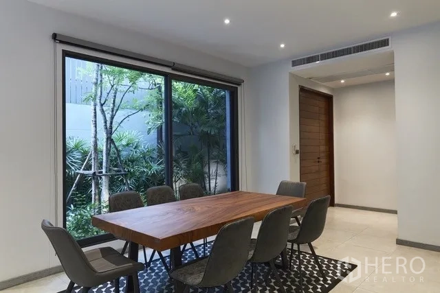 ทาวน์เฮาส์ ขายในWatthana, Bangkok - โซนรับประทานอาหาร โต๊ะไม้ใหญ่ ข้างหน้าต่างบานภาพวิวต้นไม้