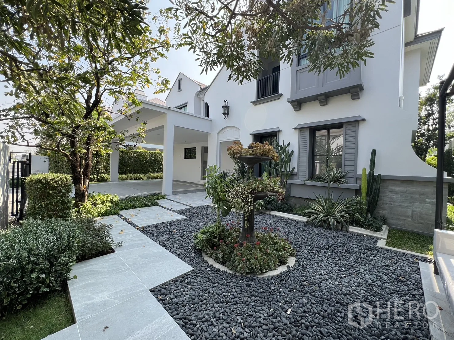 Detached House for rent in Saphan Sung, Bangkok - Pebble courtyard garden with succulents beside the house facade.