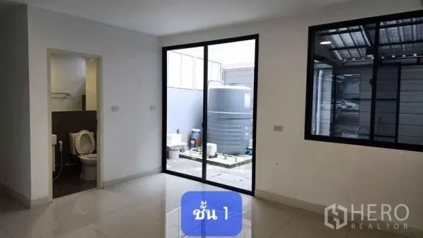 ทาวน์เฮาส์ ให้เช่าในBueng Kum, Bangkok - พื้นที่ชั้นล่างอเนกประสงค์ มีห้องน้ำ และประตูกระจกสไลด์ออกลานซักล้างพร้อมถังเก็บน้ำ