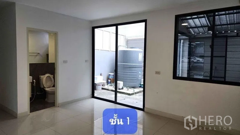 ทาวน์เฮาส์ ให้เช่าในBueng Kum, Bangkok - พื้นที่ชั้นล่างอเนกประสงค์ มีห้องน้ำ และประตูกระจกสไลด์ออกลานซักล้างพร้อมถังเก็บน้ำ