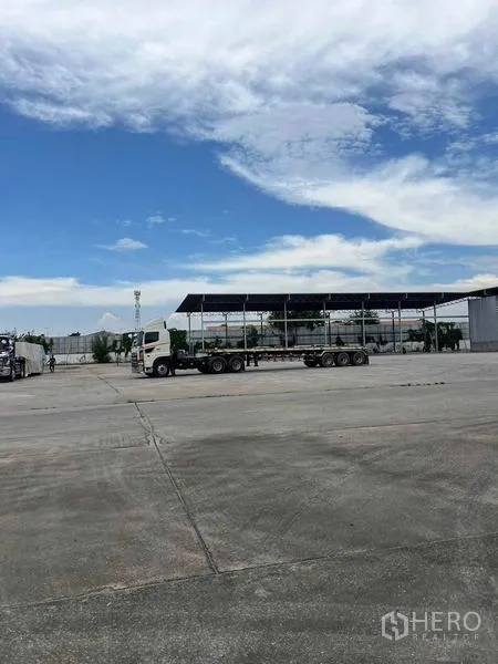 คลังสินค้า ให้เช่าในMueang Chon Buri, Chon Buri - ลานโหลดสินค้าขนาดใหญ่ รองรับรถเทรลเลอร์ พร้อมหลังคาคลุมบางส่วน ใต้ท้องฟ้าโปร่ง.