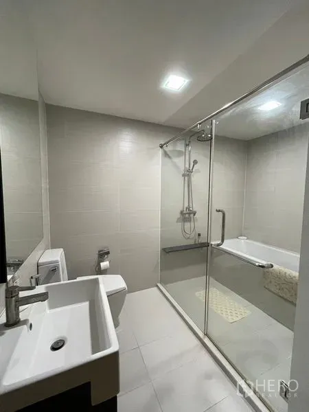 คอนโด ขายในKhlong Toei, Bangkok - ห้องน้ำพร้อมฉากกั้นกระจก อ่างอาบน้ำ และฝักบัว