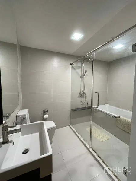 คอนโด ขายในKhlong Toei, Bangkok - ห้องน้ำพร้อมฉากกั้นกระจก อ่างอาบน้ำ และฝักบัว