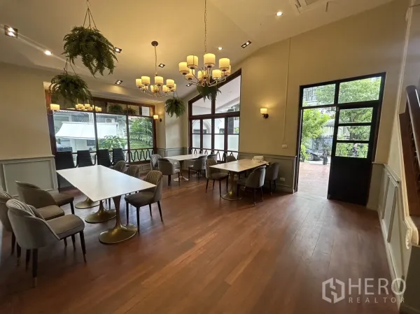 พื้นที่ขายปลีก ให้เช่าในBangkok - โถงภายในสว่างเพดานสูง มีโคมระย้า หน้าต่างบานใหญ่ พื้นไม้ และโต๊ะหินอ่อน