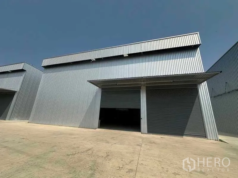 工厂 出租在Wang Noi, Phra Nakhon Si Ayutthaya - 钢板包覆的厂房外观斜角视图，双卷帘门与宽敞车道。