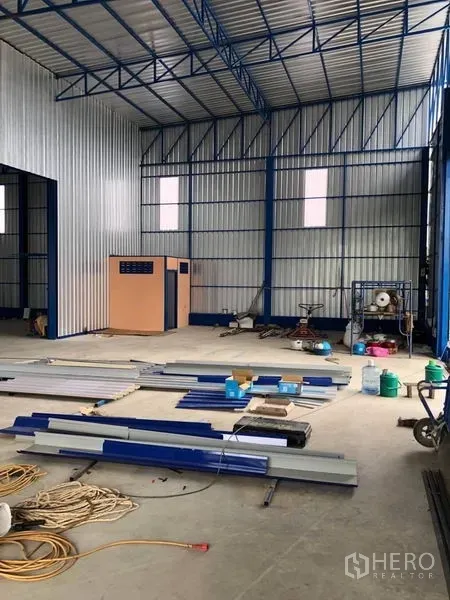 คลังสินค้า ให้เช่าในBang Kapi, Bangkok - พื้นที่ภายในโกดังเพดานสูงโครงเหล็ก พื้นคอนกรีตกว้าง