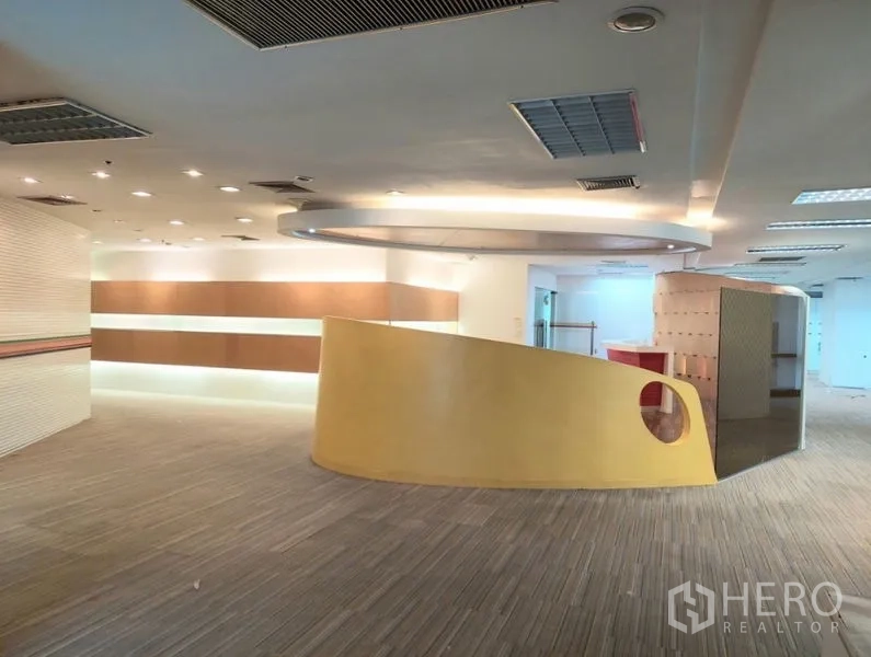 สำนักงาน ให้เช่าในChatuchak, Bangkok - ลอบบี้ดีไซน์สร้างสรรค์ เพดานวงกลมไฟซ่อน ผนังกั้นสีเหลือง และผนังตกแต่งหลากวัสดุ