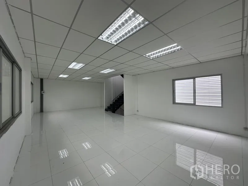 工厂 出租在Khlong Luang, Pathum Thani - 明亮办公室，瓷砖地面、格栅吊顶与采光窗。