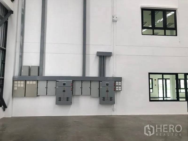 工厂 出租在Wang Noi, Phra Nakhon Si Ayutthaya - 工厂内白墙上的电力控制柜，旁有办公室窗户