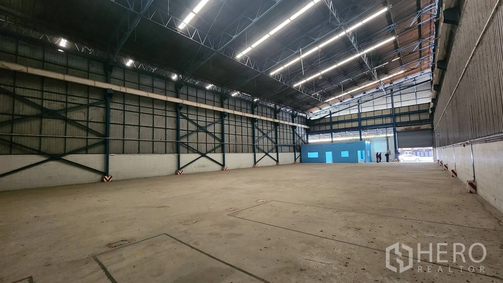 คลังสินค้า ให้เช่าในMueang Samut Prakan, Samut Prakan - พื้นโกดังขนาดใหญ่ไปสู่ประตูม้วนด้านหน้า พร้อมแผงรับแสงธรรมชาติ