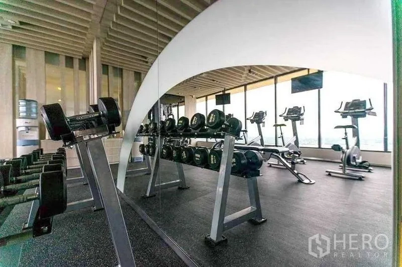 公寓 出租在Khlong Toei, Bangkok - 健身房配哑铃与有氧设备，临窗享全景视野。