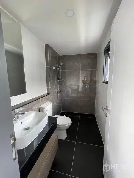 Detached House for rent - Contemporary bathroom with vanity, toilet and walk-in shower.