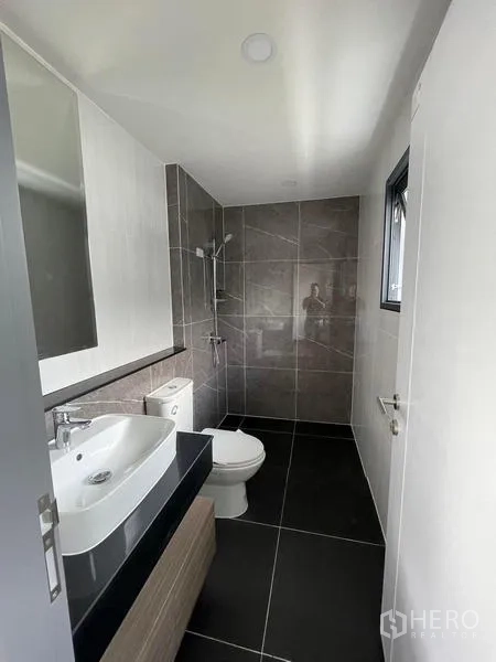 Detached House for rent - Contemporary bathroom with vanity, toilet and walk-in shower.