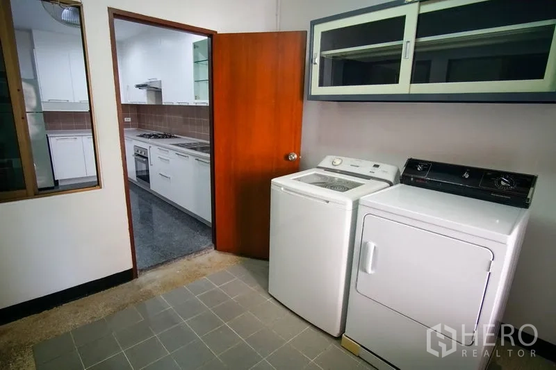 อพาร์ทเมนท์ ให้เช่าในWatthana, Bangkok - ห้องซักรีดแยกพร้อมเครื่องซักผ้า เครื่องอบผ้า และตู้เก็บของแขวนผนัง