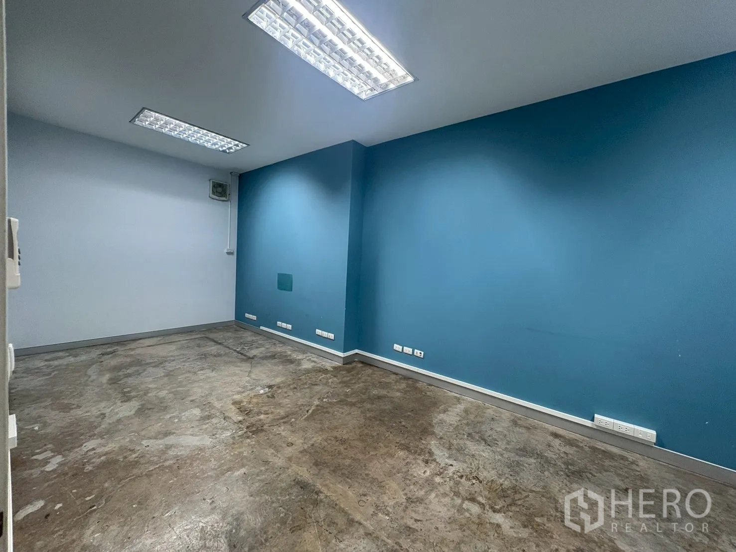 คลังสินค้า for rent in Phra Khanong, Bangkok - ออฟฟิศขนาดกะทัดรัดผนังสีฟ้า ไลท์ติ้งบนเพดาน.