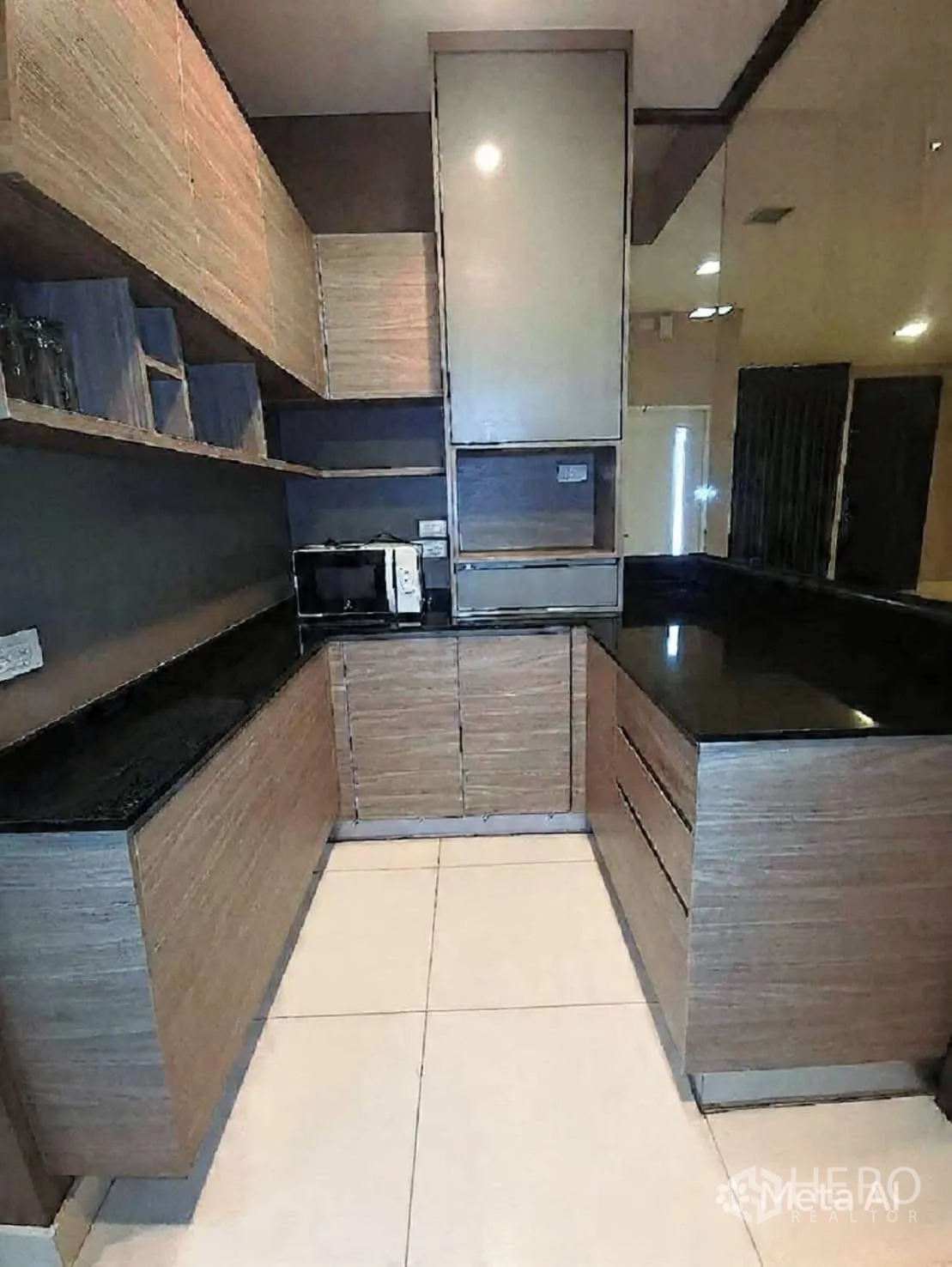 บ้านเดี่ยว for rent in Bang Phli, Samut Prakan - ครัวรูปตัวแอลตู้ไม้ เคาน์เตอร์หินสีดำ และเครื่องใช้ไฟฟ้าพร้อม