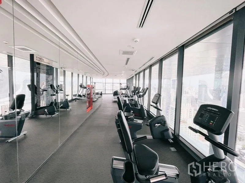 คอนโด ให้เช่าในRatchathewi, Bangkok - ฟิตเนสชั้นสูงพร้อมเครื่องคาร์ดิโอและผนังกระจกชมวิวกรุงเทพฯ