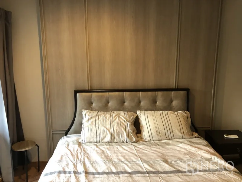 คอนโด ให้เช่าในPathum Wan, Bangkok - ห้องนอนอบอุ่นพร้อมหัวเตียงบุนุ่มและโต๊ะข้างเตียง