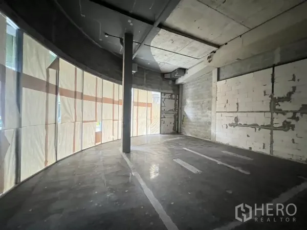 พื้นที่ขายปลีก ให้เช่าในSuan Luang, Bangkok - มุมมองภายในไปยังแนวหน้าต่างกระจกโค้งและประตูเข้า พื้นที่ยืดหยุ่นเหมาะทำคาเฟ่หรือโชว์รูม