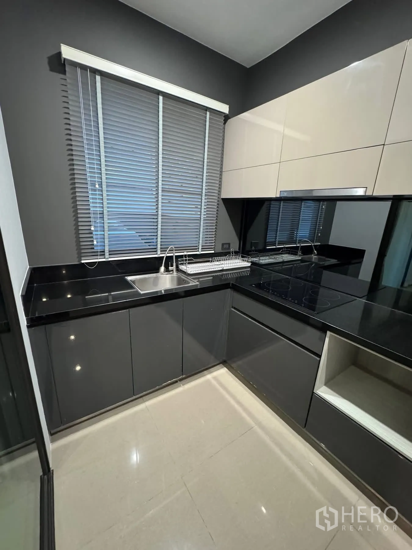 ทาวน์เฮาส์ ให้เช่าหรือขายในLat Phrao, Bangkok - ครัวรูปตัวแอล ตู้เงามันและอ่างล้างจาน