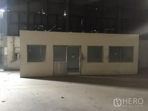 คลังสินค้า ให้เช่าในPak Kret, Nonthaburi - ห้องออฟฟิศภายในโกดัง มีหน้าต่างกระจกและประตูบานเลื่อน