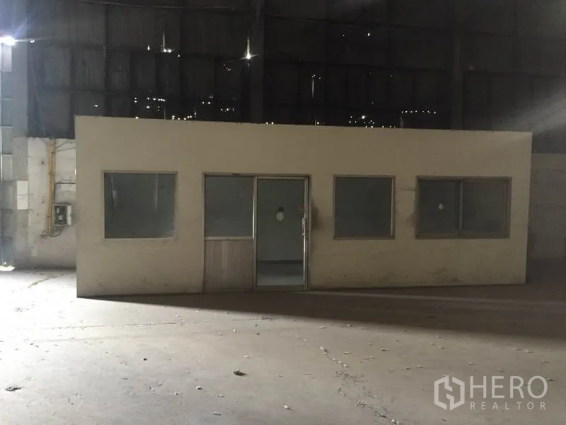 คลังสินค้า ให้เช่าในPak Kret, Nonthaburi - ห้องออฟฟิศภายในโกดัง มีหน้าต่างกระจกและประตูบานเลื่อน