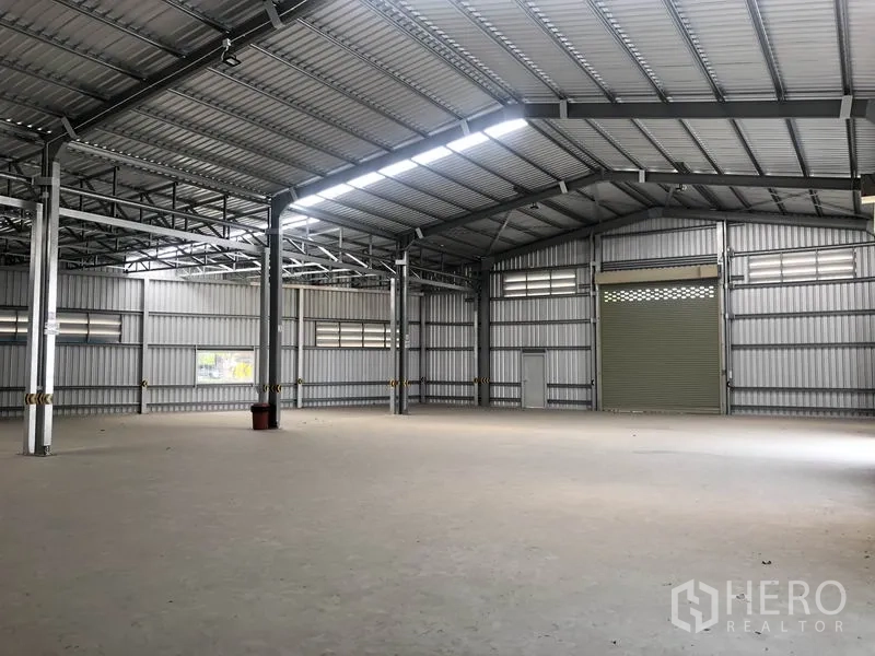 คลังสินค้า ให้เช่าในBang Yai, Nonthaburi - ภายในโกดังโล่ง เพดานทรงจั่วโครงเหล็ก มีช่องแสงและพื้นคอนกรีตเรียบ