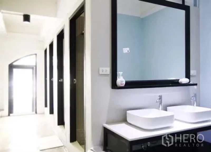 พื้นที่ขายปลีก ให้เช่าในKhlong Toei, Bangkok - โซนอ่างล้างหน้าคู่พร้อมกระจกบานใหญ่ในห้องน้ำรวม