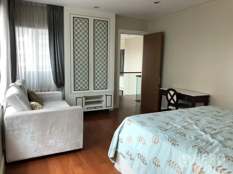 คอนโด ให้เช่าหรือขายในKhlong Toei, Bangkok - ห้องนอนรองพร้อมตู้บิวท์อิน โต๊ะทำงาน โซฟา และพื้นไม้