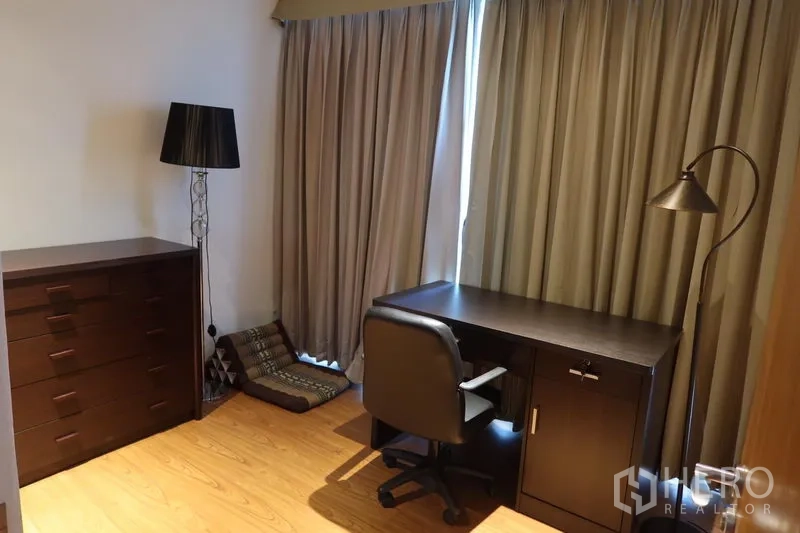 คอนโด ให้เช่าในKhlong Toei, Bangkok - ห้องทำงานหรือห้องนอนรอง โต๊ะไม้สีเข้ม เก้าอี้สำนักงาน ลิ้นชัก และโคมไฟตั้งพื้น