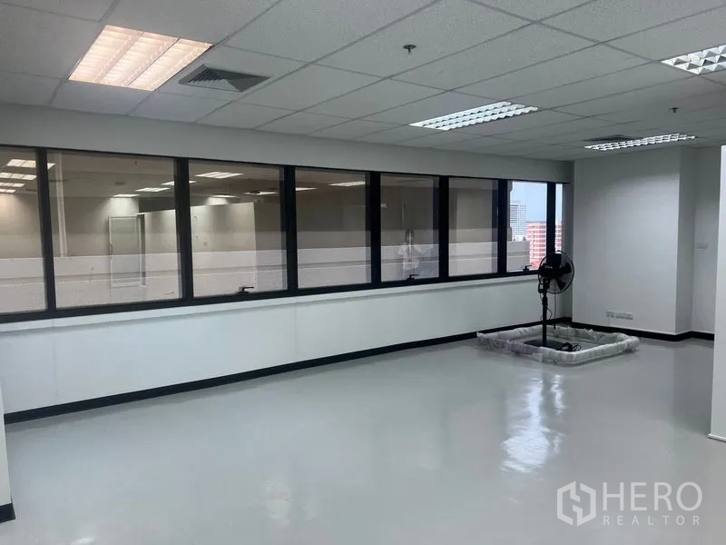 办公空间 出租 - 明亮的开放式办公室，落地窗带采光，吊顶灯和亮面地面。